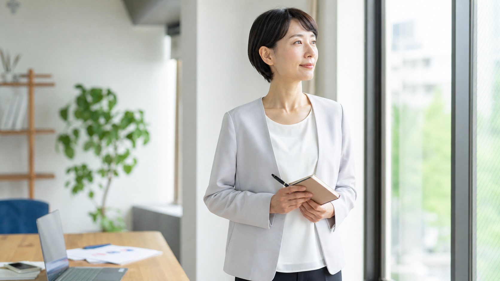 相談メモを持って次の行動に向かう日本人の大人の明るいイメージ