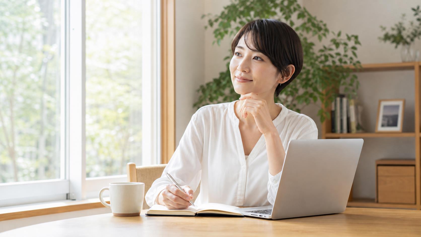 相談後に明るい表情で次の働き方を考える日本人女性の写真