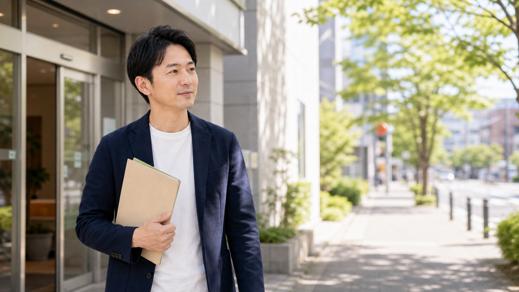 複数の選択肢を整理して前向きに次の相談先を選ぶ日本人の大人の写真
