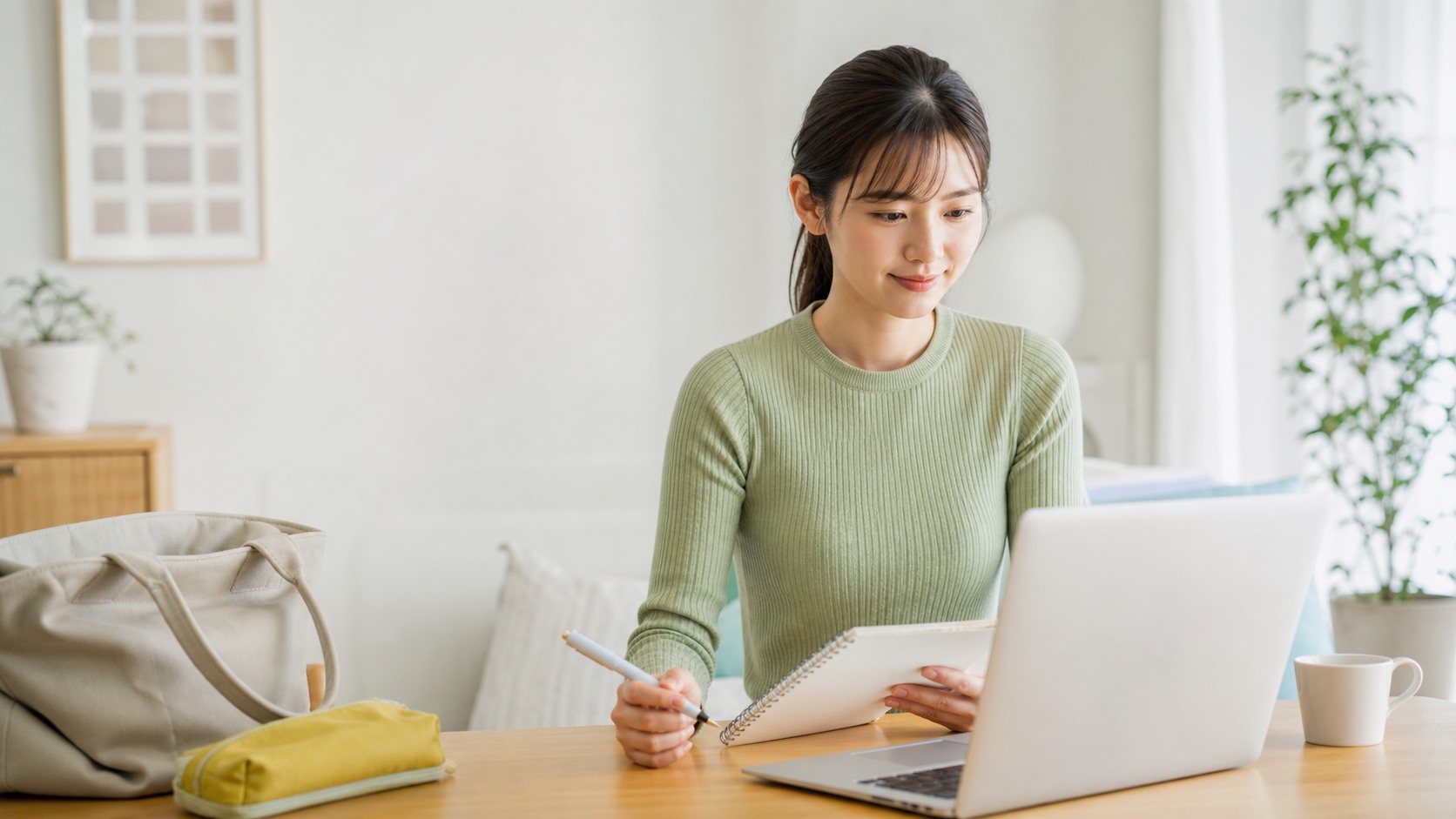 次の相談に向けてノートとPCを用意する日本人成人の明るい様子